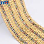 Cinta de malla de diamantes con pedrería multicolor.