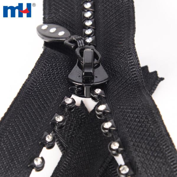 #3 Fechamento com zíper de strass preto