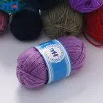 Hilo acrílico para tejer a mano.