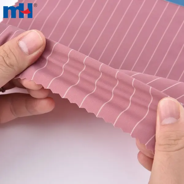 Das Badeanzugmaterial ist Nylon, Polyester und Elasthan