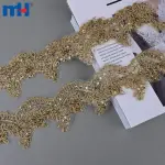 Lujoso borde de encaje dorado metálico con lentejuelas y cuentas.