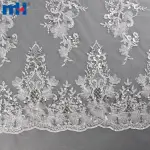 Tela de encaje nupcial con cuentas.