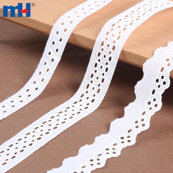 Bordure en dentelle 100 % coton.