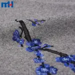Çiçeklerle işlemeli yünlü kumaş