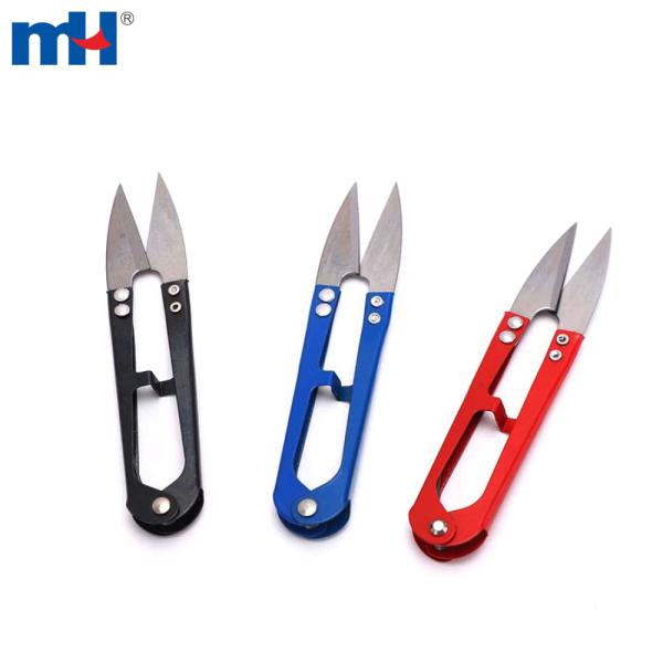 Tijeras multicolores para cortar hilo de coser.