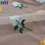 Mit Blumen bestickter Organzastoff