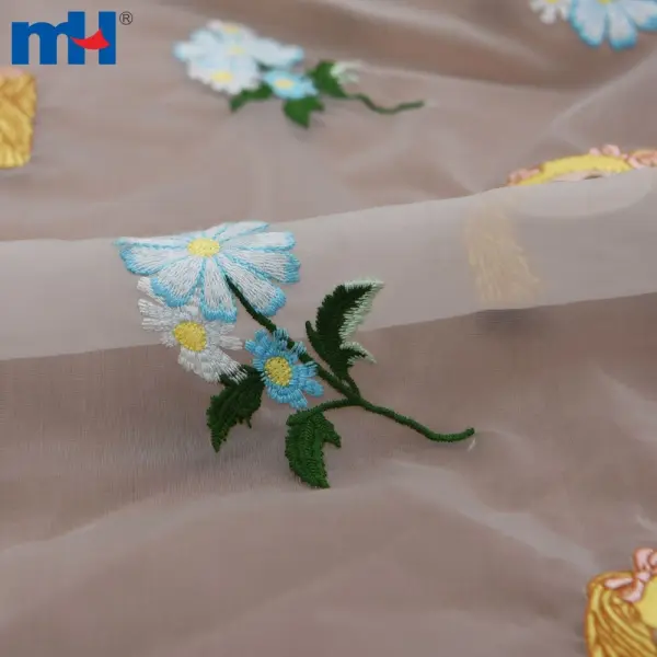 Mit Blumen bestickter Organzastoff