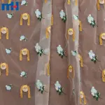 Mit Blumen bestickter Organzastoff