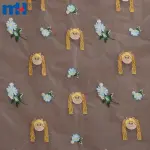 Mit Blumen bestickter Organzastoff