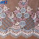 Abito dal design realizzato in tessuto di pizzo, perline e paillettes