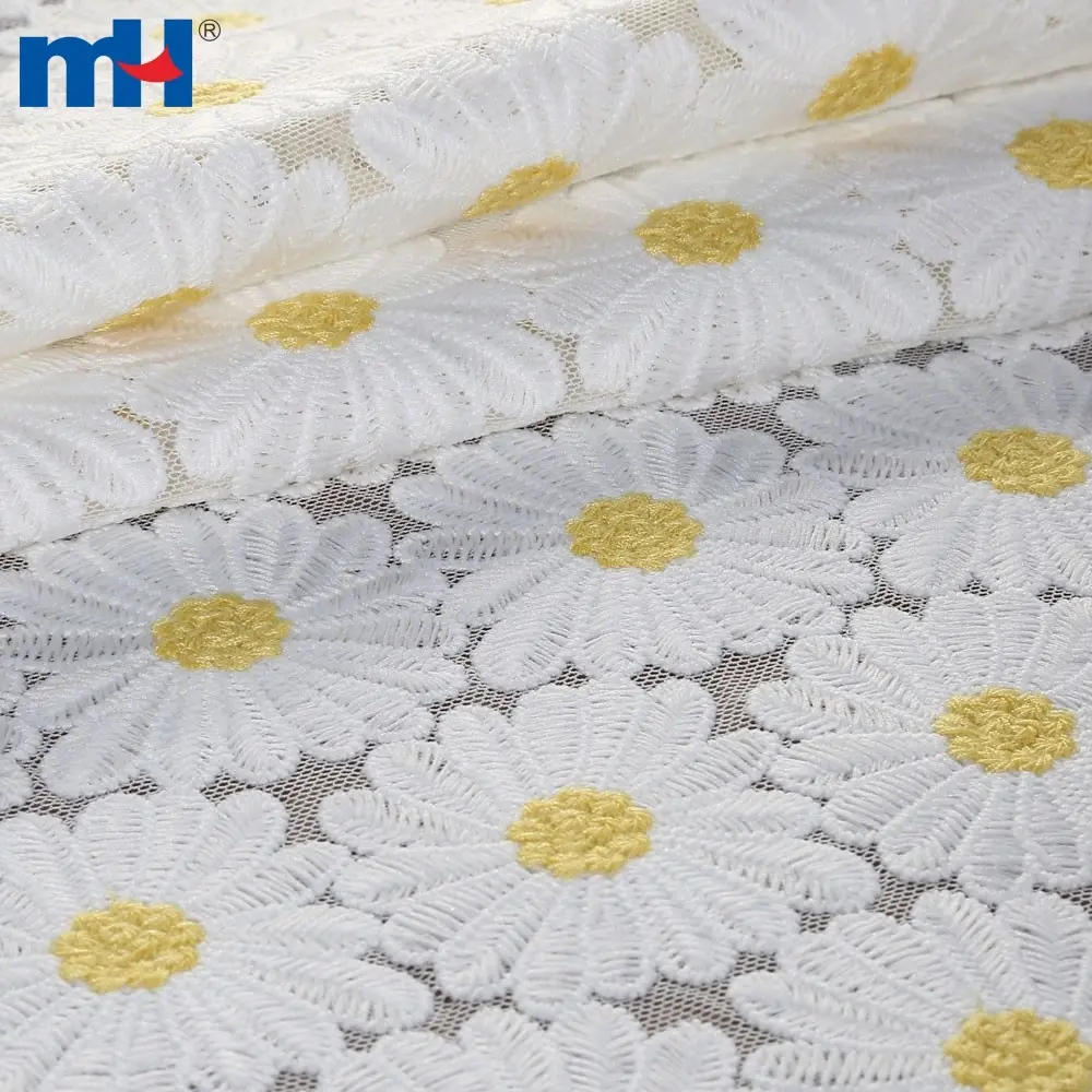 Mit Chrysanthemen bestickter Stoff