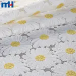 Mit Chrysanthemen bestickter Stoff