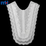 Weißer, mit Organza bestickter Spitzenkragen