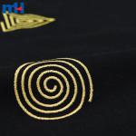 Mit geometrischen Mustern bestickter Samtstoff
