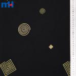 Mit geometrischen Mustern bestickter Samtstoff