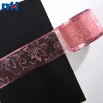 Cinta navideña de organza con alambre.