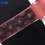 Cinta navideña de organza con alambre.
