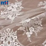 Tessuto a rete ricamato floreale bianco antico