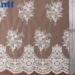 Tessuto a rete ricamato floreale bianco antico