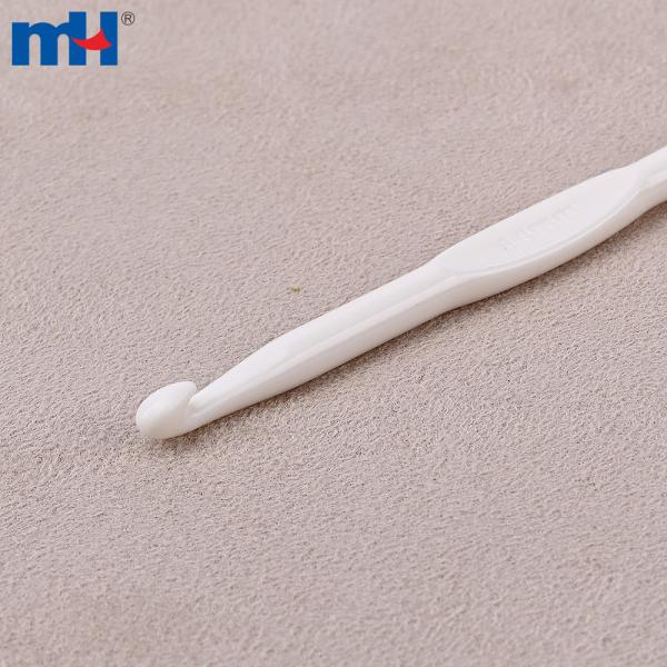 White plastic crochet hook size 6.0mm