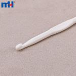 Szydełko plastikowe w kolorze białym o średnicy 6,0 mm