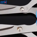 Tijeras de sastre con mango de plástico.