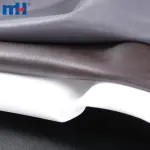 Górna część buta wykonana jest ze skóry syntetycznej