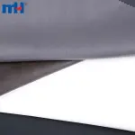 Górna część buta wykonana jest ze skóry syntetycznej