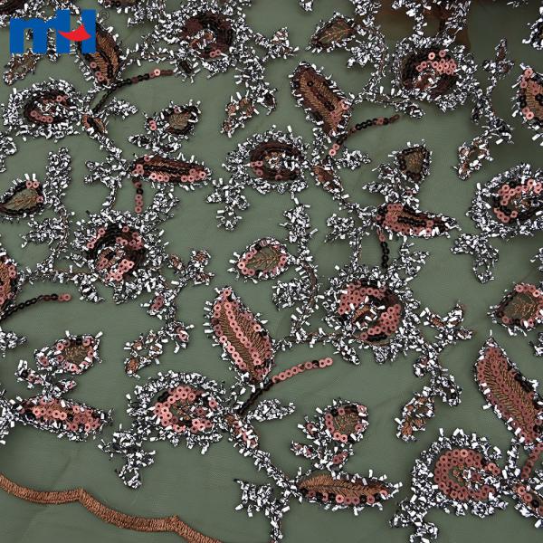 Ricami in paillettes e pizzo