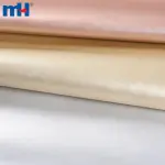 Górna część buta wykonana jest ze skóry syntetycznej