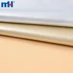 Górna część buta wykonana jest ze skóry syntetycznej
