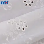 Tela bordada con ojales