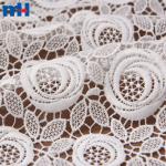 Beyaz gül işlemeli dantel kumaş