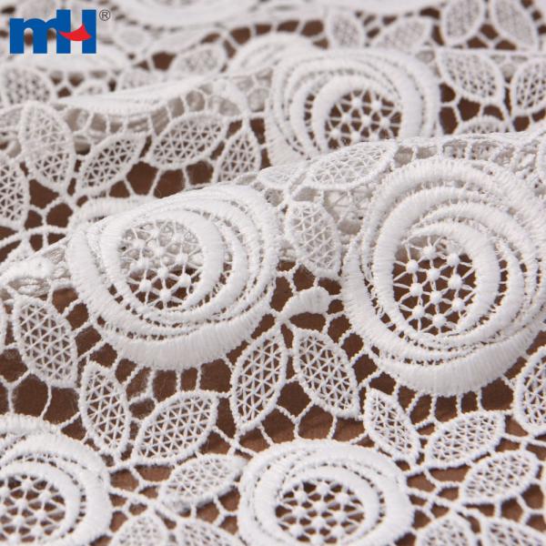 Beyaz gül işlemeli dantel kumaş