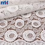Beyaz gül işlemeli dantel kumaş