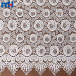 Beyaz gül işlemeli dantel kumaş