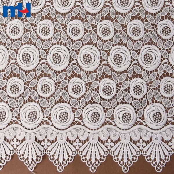 Beyaz gül işlemeli dantel kumaş