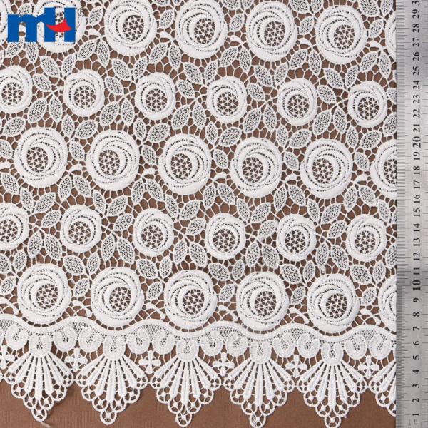 Beyaz gül işlemeli dantel kumaş